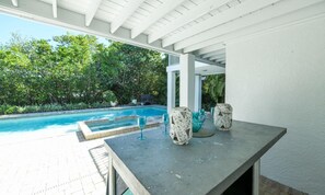 BBQ/picnic Area - Castaway Cove by AMI Locals (Anna Maria)