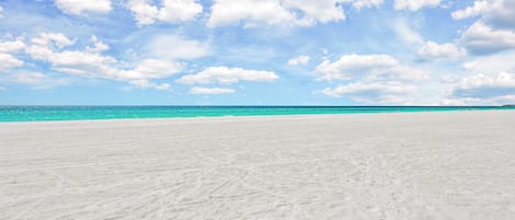 Camastros y toallas de playa