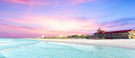 Playa en los alrededores y camastros