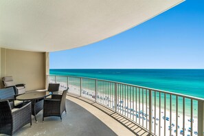 Ein Balkon mit Blick auf Strand und Meer.