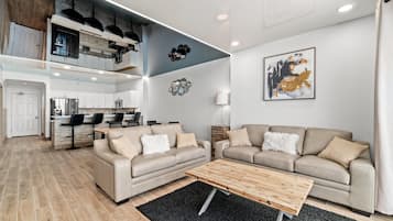 Condo, varias camas (Ocean Villa 1302 ) | Área de sala de estar | Televisión
