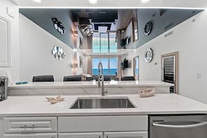 Appart'hÎtel, plusieurs lits (Ocean Villa 1302 ) | Cuisine privée | Réfrigérateur, batterie de cuisine, vaisselle et ustensiles