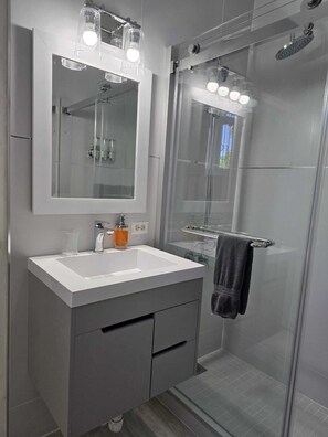 Badewanne, Haartrockner, Handtücher, Seife