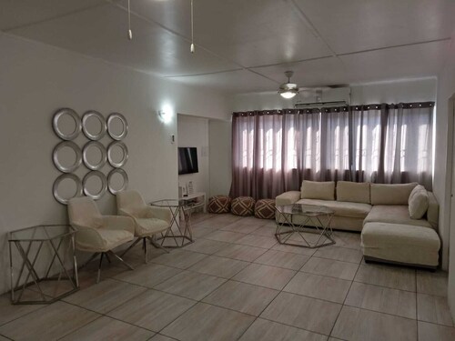 Sunset Arms 3: 2brm/2wsr, Airport-Beach-Hipstrip