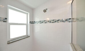 Huis, 2 slaapkamers | Badkamer | Een haardroger, handdoeken