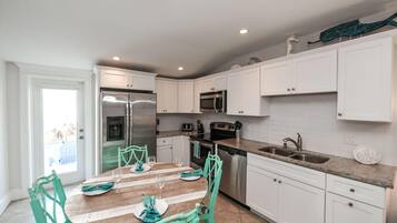 Casa, 2 habitaciones | Cocina privada | Refrigerador, microondas, parrilla de estufa y lavavajillas