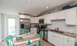 House, 2 Bedrooms | Private kitchen | Fridge, microwave, stovetop, dishwasher
