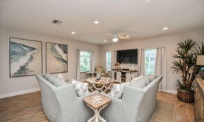 House, 6 Bedrooms | Living room