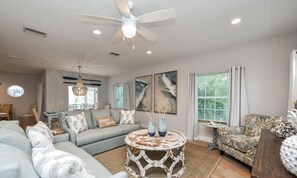 House, 6 Bedrooms | Living room