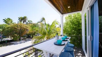 Casa, varias camas | Balcón