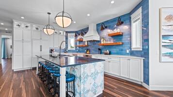 Casa, varias camas | Cocina privada | Refrigerador, microondas, parrilla de estufa y lavavajillas