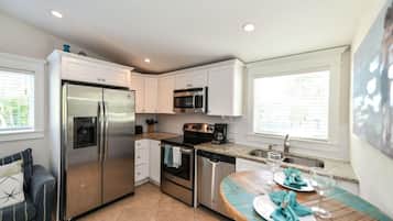 House, 3 Bedrooms | Private kitchen