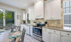 House, 6 Bedrooms | Private kitchen | Fridge, microwave, stovetop, dishwasher