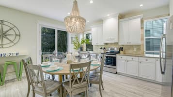 House, 6 Bedrooms | Dining