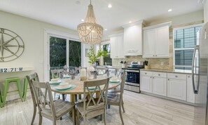 House, 6 Bedrooms | Dining