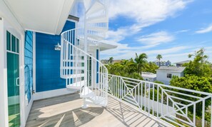 House, 5 Bedrooms | Balcony