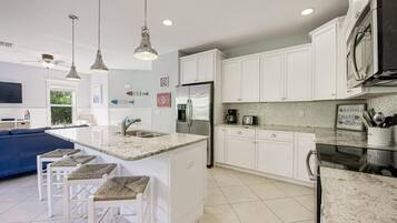 House, 6 Bedrooms | Private kitchen | Fridge, microwave, stovetop, dishwasher