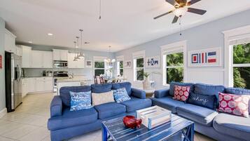 Casa, 6 habitaciones | Sala de estar | Televisión de pantalla plana de 42 pulgadas con canales por cable