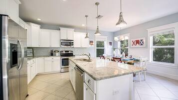 House, 6 Bedrooms | Private kitchen | Fridge, microwave, stovetop, dishwasher