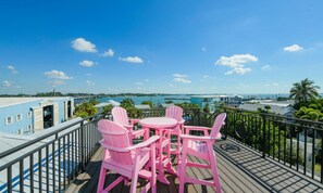 House, 6 Bedrooms | Balcony