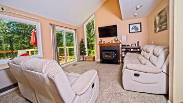 Rumah (Tobey Rd. 51, Waterville Estates) | Ruang keluarga | TV