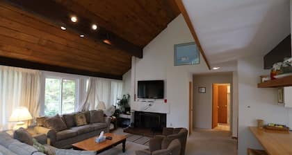 Waterville Valley Vacation Condo Close to Town Square and Free Shuttle to Ski Area! - Ss6v