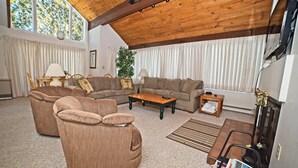 Condo (Sunnyside 6, Waterville Valley) | Sala de estar | Televisión y chimenea 