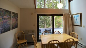 Condo (Sunnyside 6, Waterville Valley) | Cocina privada | Refrigerador y utensilios de cocina 