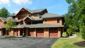 Condo (Riverside 1H, Lincoln) | Exterior
