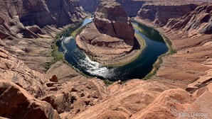 Un canyon traversé par une rivière sinueuse.