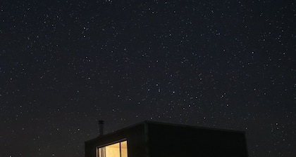 Glamp in the high desert! Modern design cabin. Star gazing. Close to canyons.