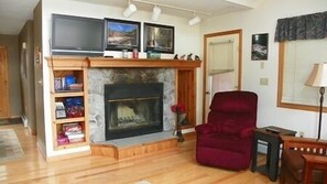 Condo (Jack O Lantern 37, Woodstock) | Sala de estar | Televisión, chimenea y reproductor de DVD