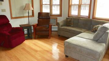 Condo (Jack O Lantern 37, Woodstock) | Living room | TV, fireplace, DVD player