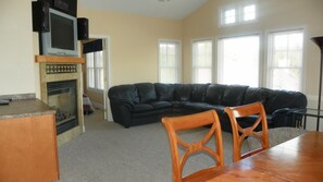 콘도 (Greenscape 9, Owl's Nest) | 거실 | 평면 TV, 벽난로, DVD 플레이어