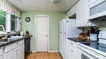 House (Donovan Farm 88, Waterville Estates) | Dapur peribadi | Peti sejuk, ketuhar gelombang mikro, mesin basuh pinggan mangkuk