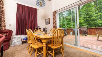 House (Donovan Farm 88, Waterville Estates) | Dapur peribadi | Peti sejuk, ketuhar gelombang mikro, mesin basuh pinggan mangkuk