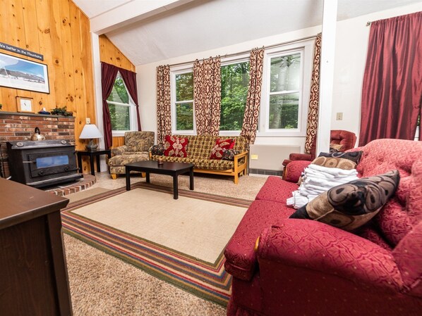 House (Donovan Farm 88, Waterville Estates) | Living room | TV, fireplace, DVD player