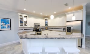 Casa, 4 habitaciones | Cocina privada | Refrigerador, microondas, parrilla de estufa y lavavajillas