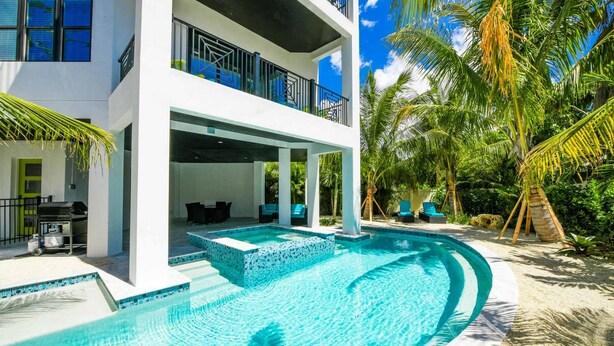 Outdoor pool - Gulf Horizons by AMI Locals (Bradenton Beach)