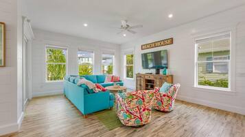 Hus - 5 sovrum | Vardagsrum | 42-tums platt-tv med kabelkanaler och tv