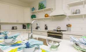 House, 5 Bedrooms | Private kitchen
