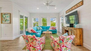 Ferienhaus, 5 Schlafzimmer | Wohnzimmer | 42-Zoll-Flachbildfernseher mit Kabelempfang, Fernseher