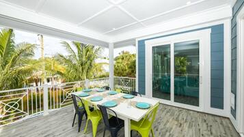 House, 5 Bedrooms | Balcony