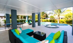 House, 5 Bedrooms | Balcony