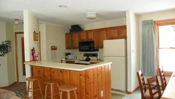 Condo (Deer Park 246, North Woodstock) | Private kitchen | Fridge, cookware/dishes/utensils