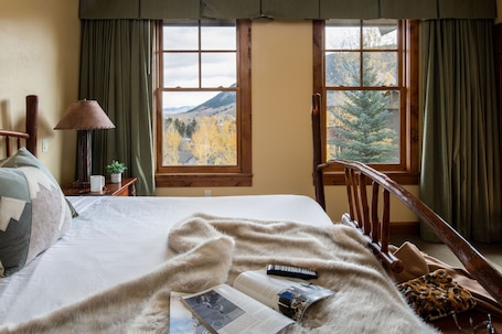 3 bedrooms, iron/ironing board, WiFi, bed sheets. Outpost: Grand View 3140 - Air conditioning!