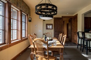 Dining - Outpost: Grand View 3140 - Air conditioning! (Jackson)