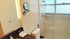 Ein Badezimmer mit Waschbecken, Toilette und einer Duschkabine.