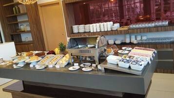 Café da manhã com buffet grátis todos os dias