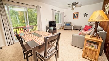 Kondominium (Boulder Village 5, Waterville Estates) | Ruang keluarga | TV dan pemutar DVD